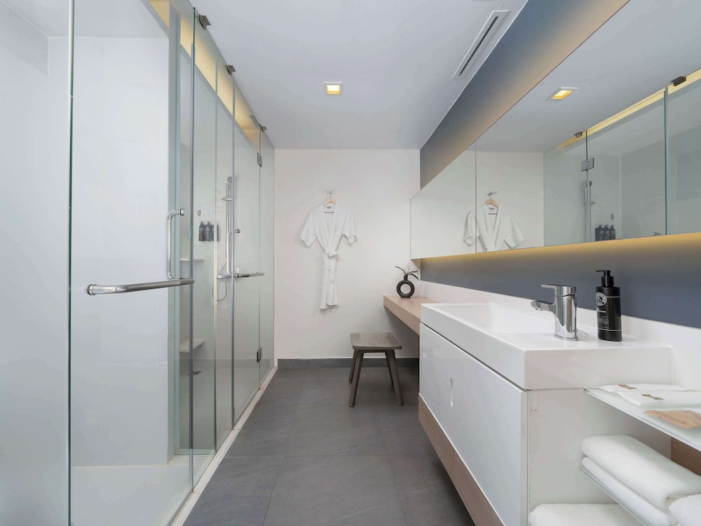Junior Suite, 1 King Bed, Balcony - Photo 3