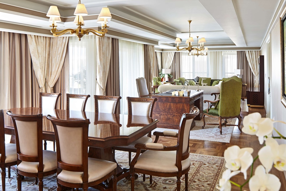 Noble Suite