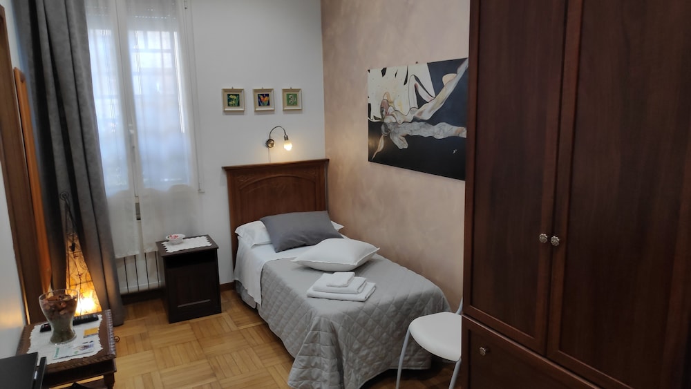 Single Room, Ensuite (Roverella)