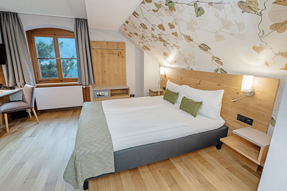 Classic Double Room, Non Smoking, Mountain View photo 2
