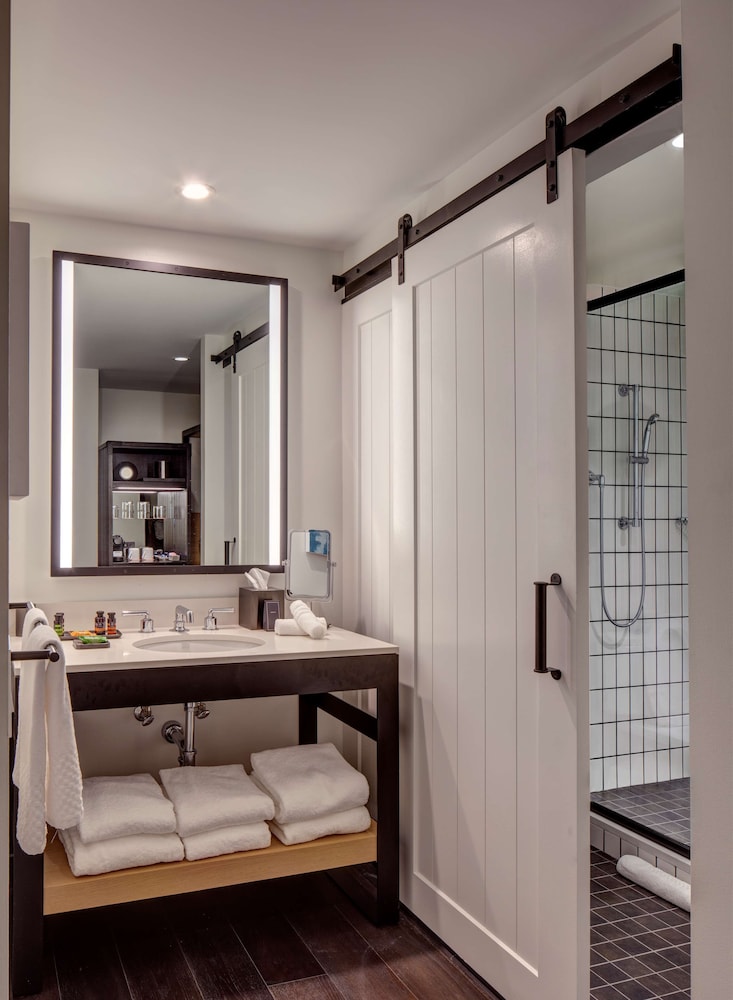 Room, 1 King Bed, Accessible, Bathtub (Mobility) - Photo 6