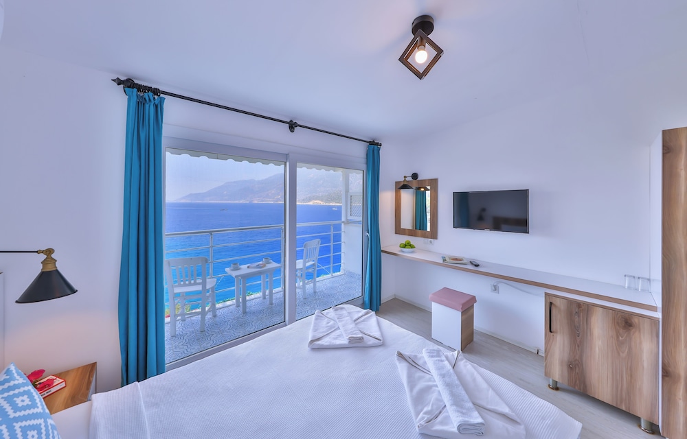 Deluxe Room, Balcony, Sea View photo 2