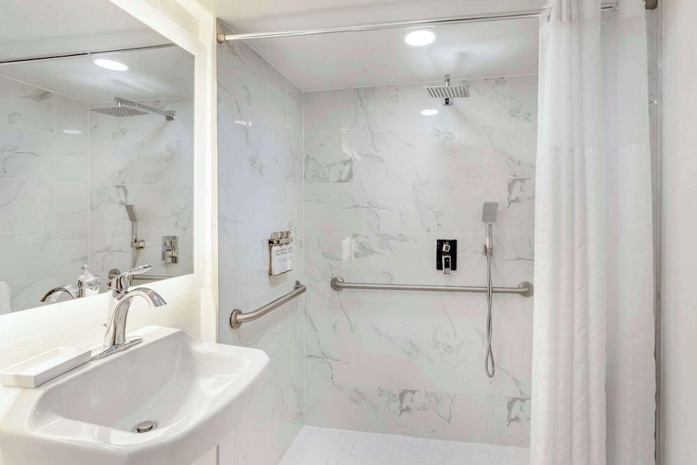 Suite, 1 Queen Bed, Accessible, Kitchen (with Sofabed; Full Kitchen) - Photo 6
