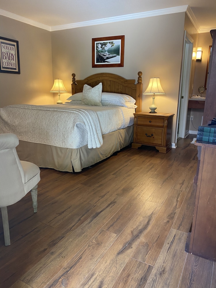Romantic Room, 1 Queen Bed, Ground Floor (Pet Friendly)