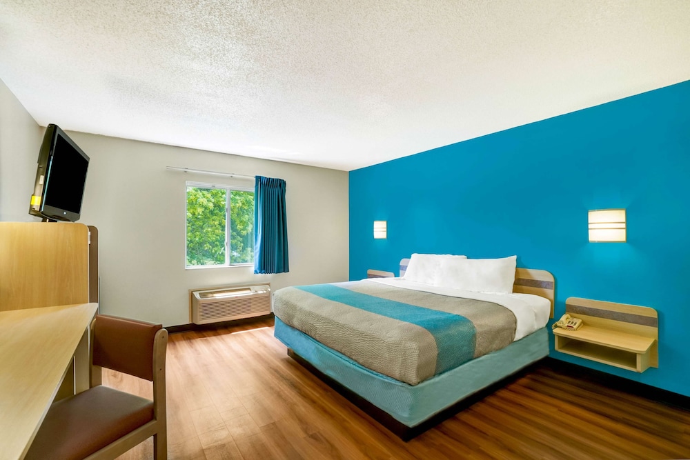 Standard Room, 1 King Bed, Accessible, Non Smoking photo 1