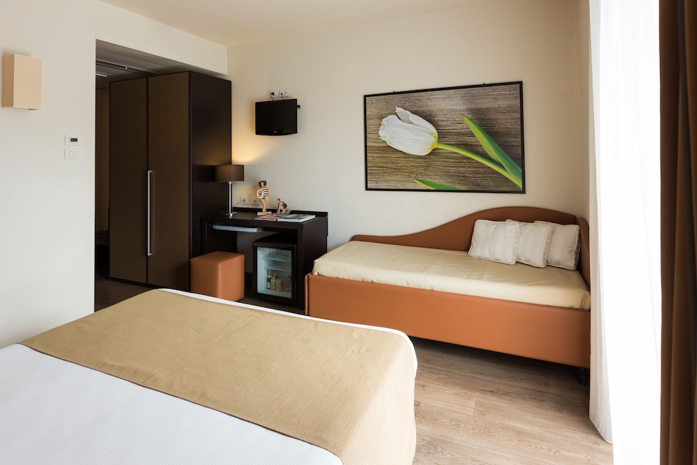 Panoramic triple room with balcony and lake view photo 3