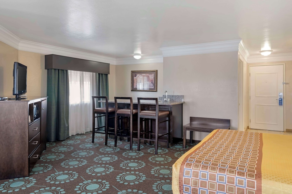 Suite, 1 King Bed, Non Smoking, Refrigerator & Microwave photo 1