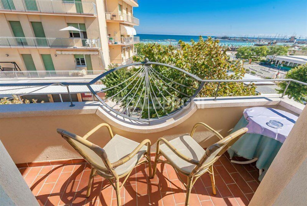 Deluxe Double Room, 1 Double Bed, Balcony, Beach View - Photo 1