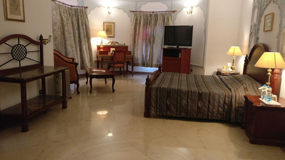 Standard Room, 1 Queen Bed - Photo 12