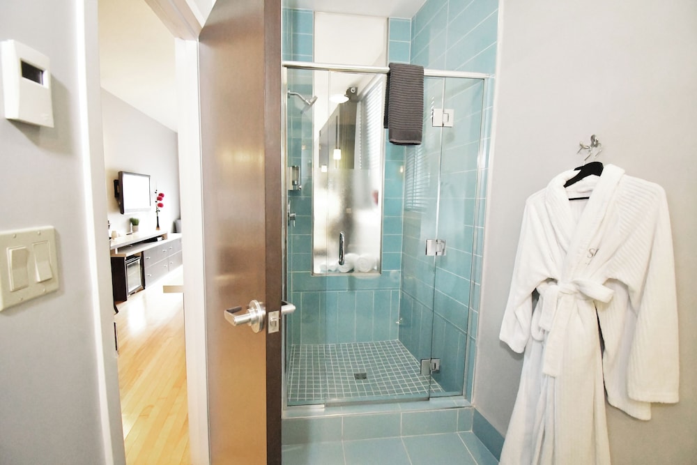 Premier Room, 1 King Bed, Bathtub photo 3