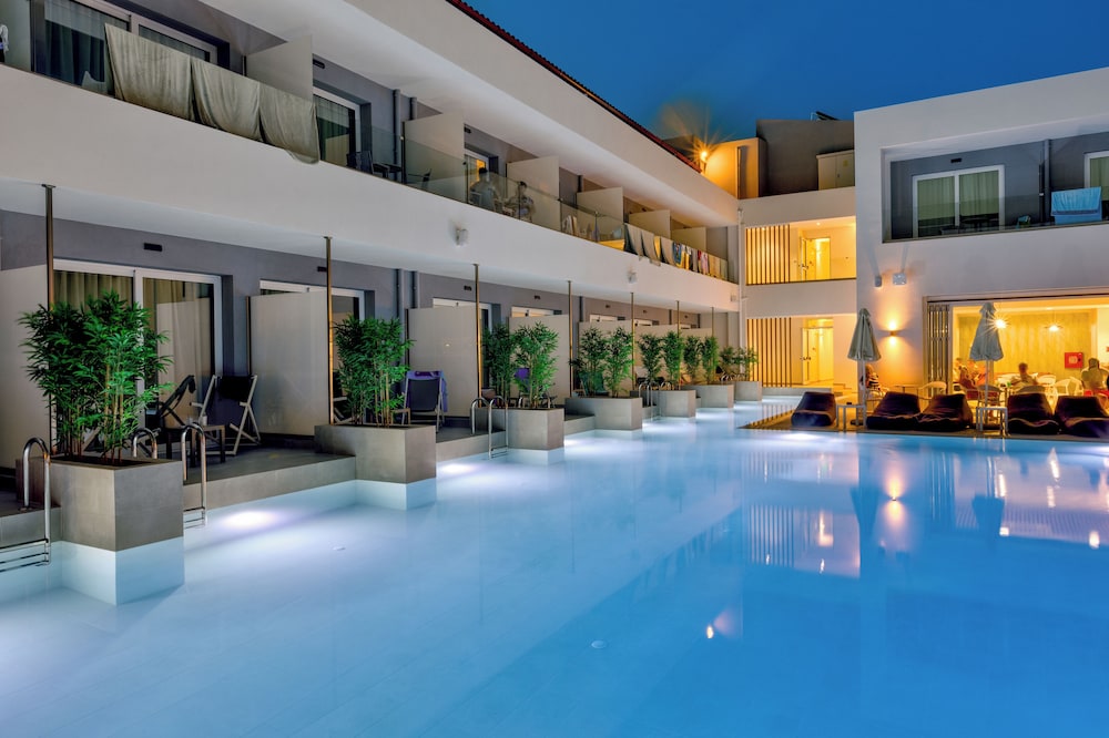 Double Swim Up Room