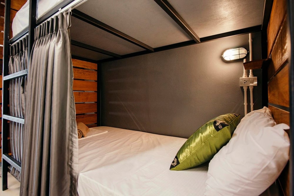 12-Bed Mixed Dormitory With Shared Bathroom photo 3