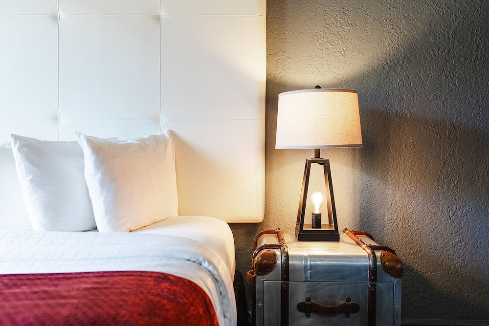 Standard Room, 1 King Bed photo 3