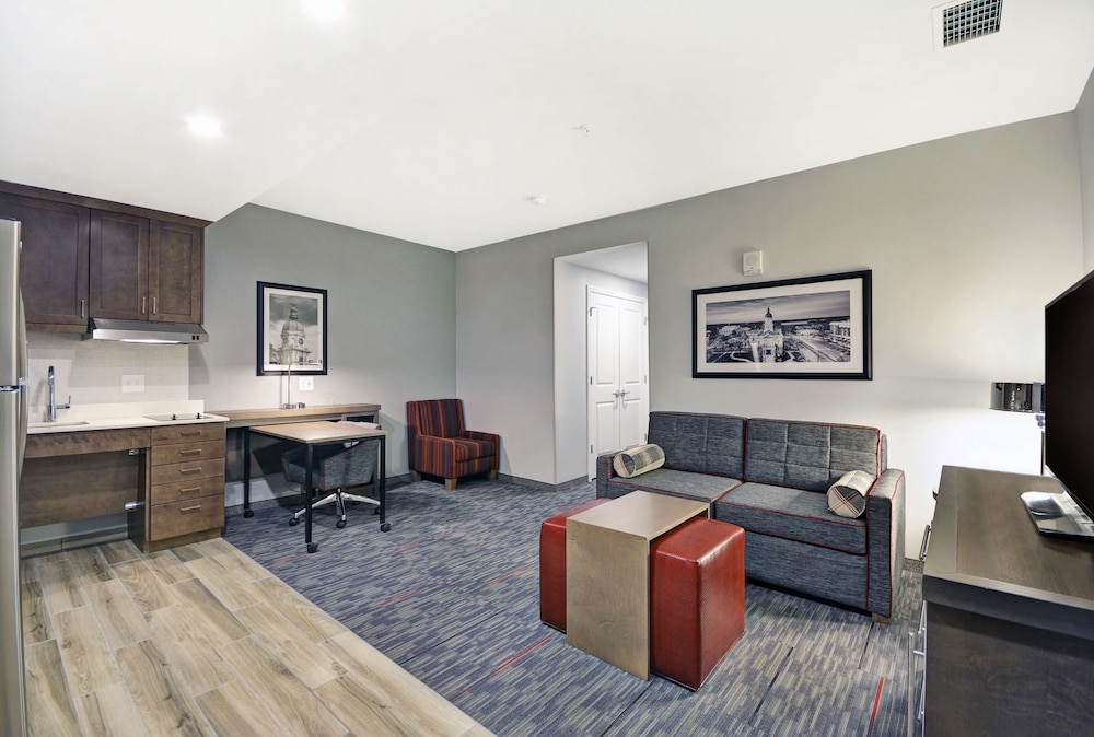 Premium Suite, 1 King Bed, Accessible, Bathtub - Photo 1