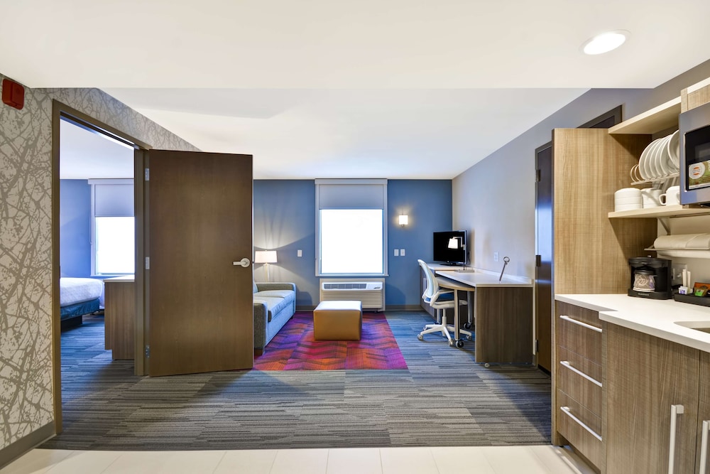 Suite, 1 King Bed, Accessible (Roll-In Shower) photo 2