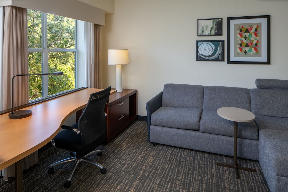 Suite, 2 Bedrooms (Mobility/Hearing Accessible, Tub)