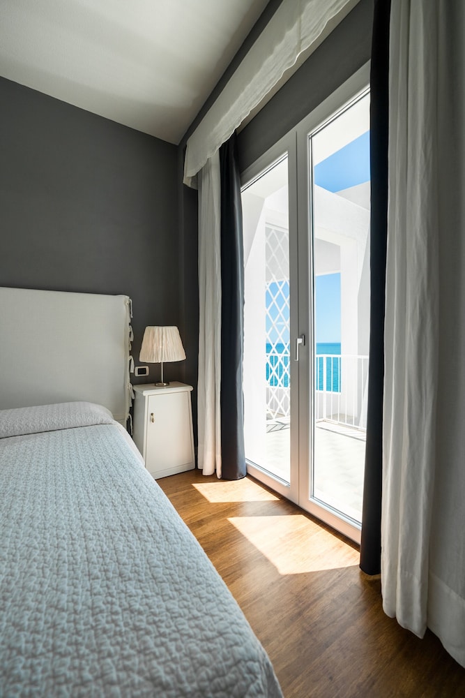 Double Room Single Use, Sea View - Photo 2