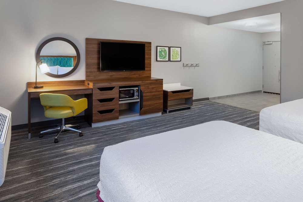Room, 2 Queen Beds, Accessible, Bathtub (Mobility & Hearing) - Photo 4