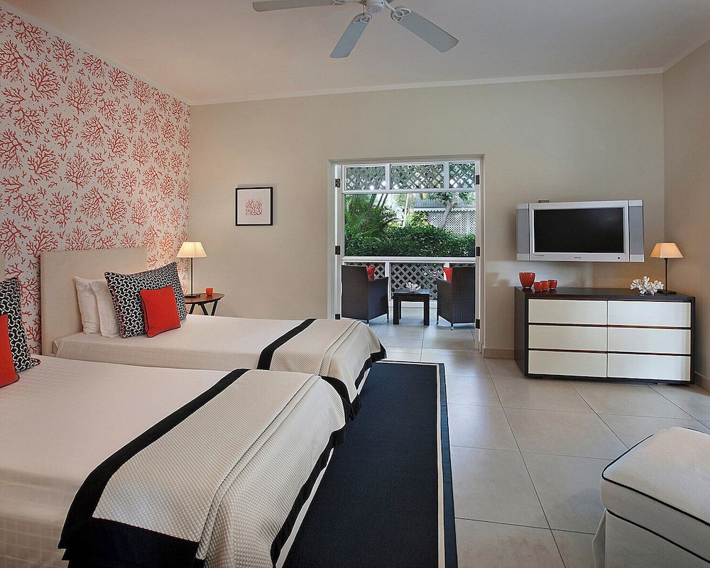 Three Bedroom Palm Grove Residence with Pool