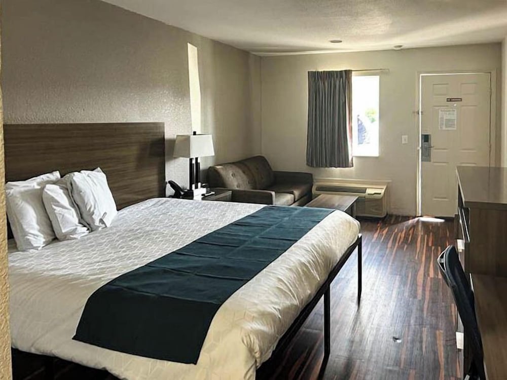 Deluxe Room, 1 King Bed, Smoking, Refrigerator & Microwave photo 3