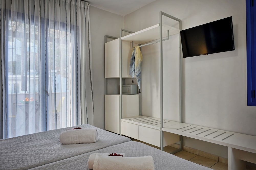 Deluxe Double / Twin Room with Side Sea View - Photo 4