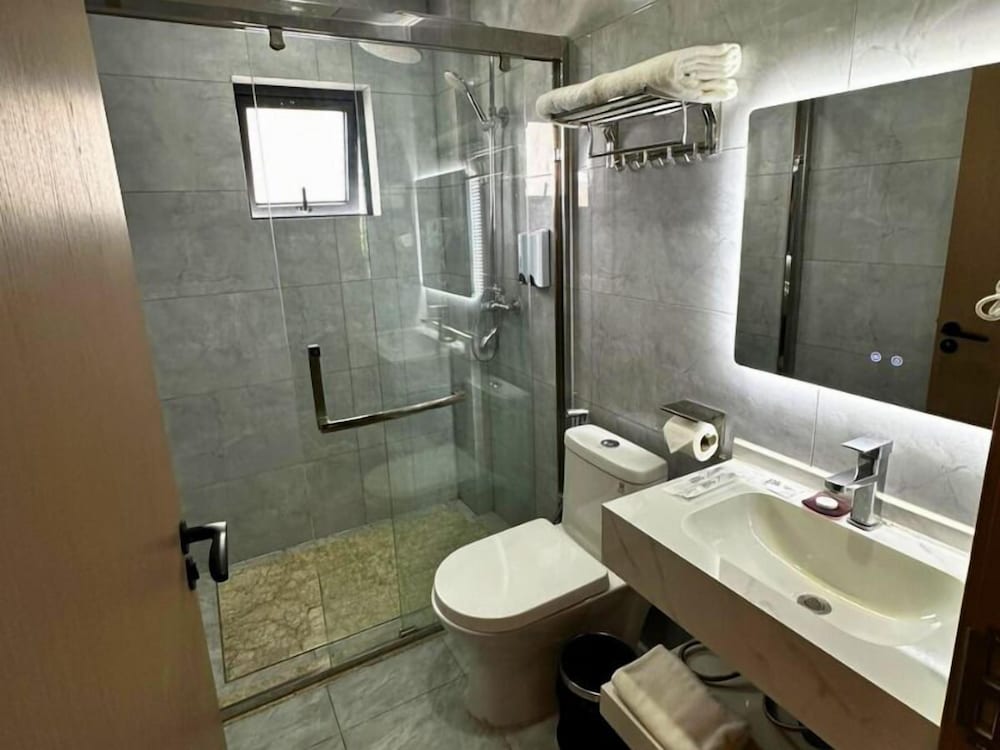 Superior Twin Room, Balcony, City View photo 3