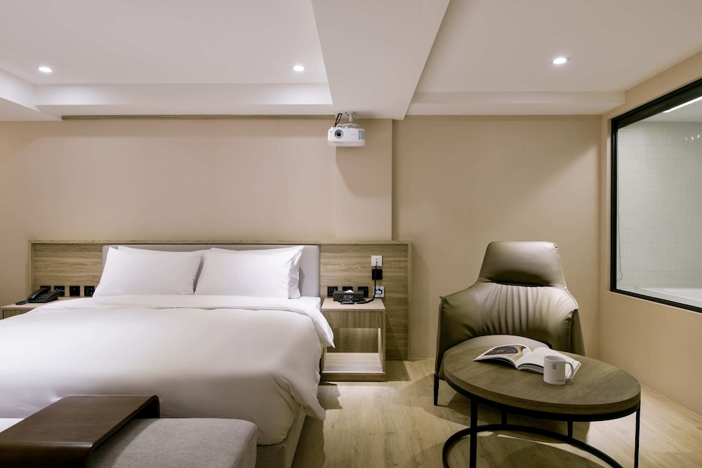 Superior Suite - Photo 21