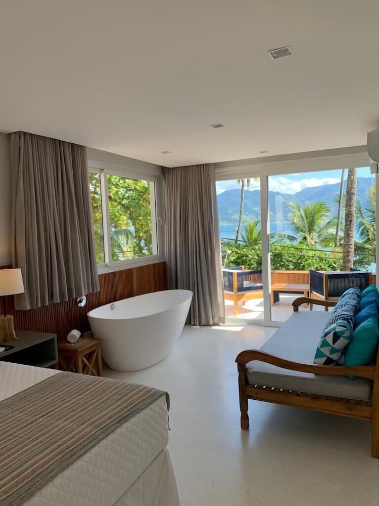Premium Room, 1 King Bed, Sea View photo 2