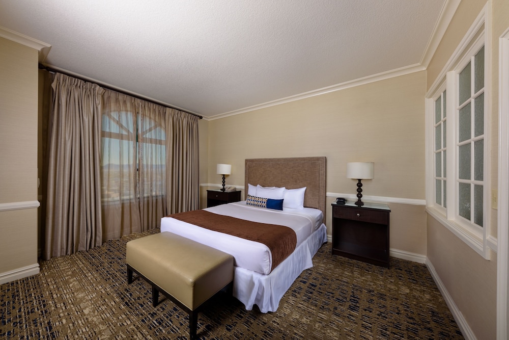 One-Bedroom King Suite, 1 King Bed, Jetted Tub photo 2