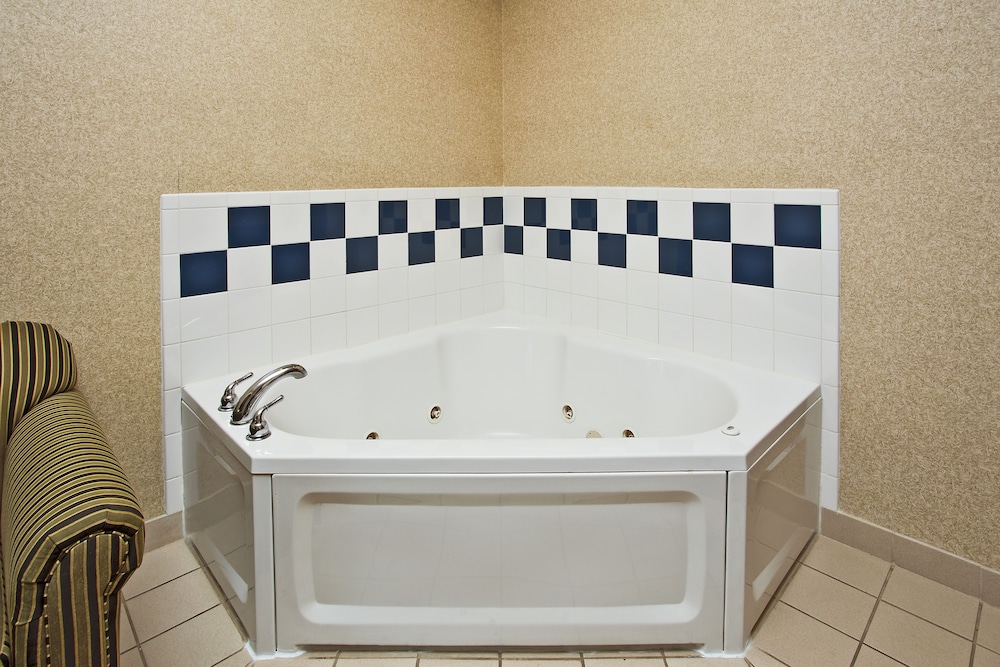 Suite, 1 King Bed - Photo 3