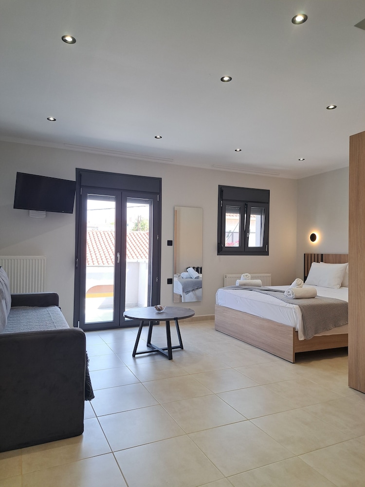 Superior Studio - 2nd floor, 1 Queen Bed with Sofa bed, Balcony (4ppl) photo 1