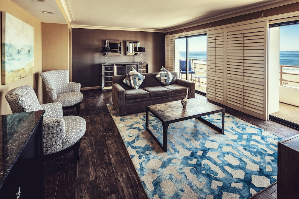 Deluxe Suite, 1 King Bed, Oceanfront (Huntington Tower)