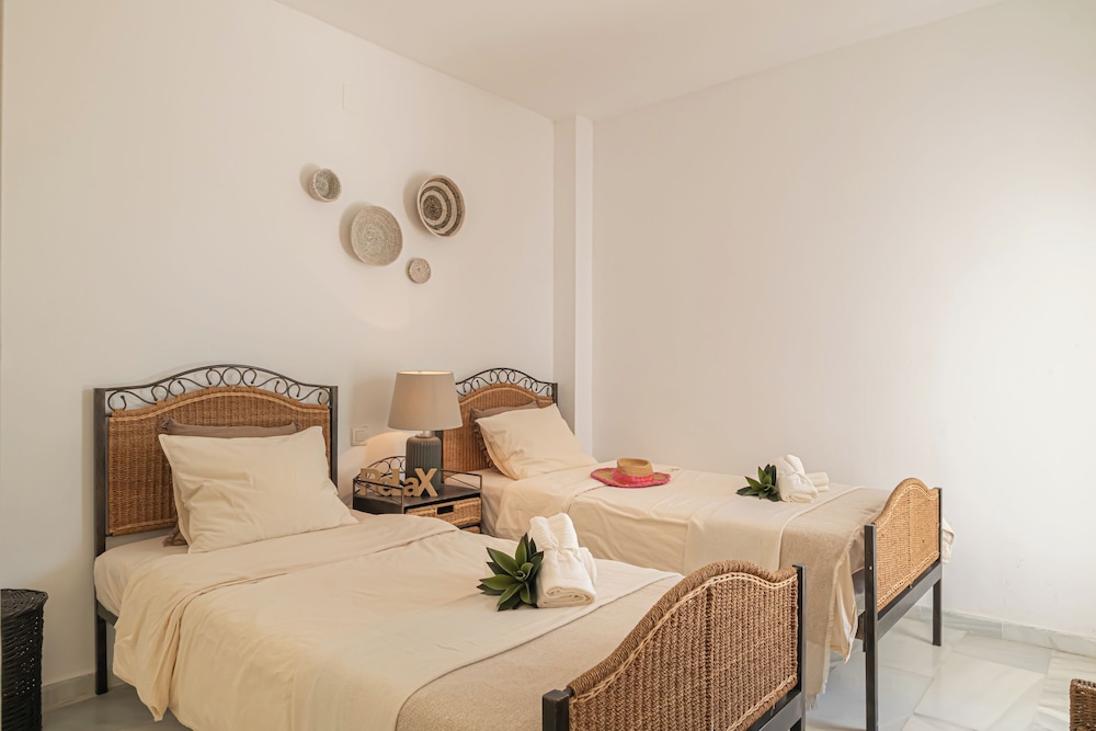 Apartamento de Luna de Miel, 2 Habitaciones, 2 Baños, Lado de la Montaña (Los Naranjos De Marbella Luxury)