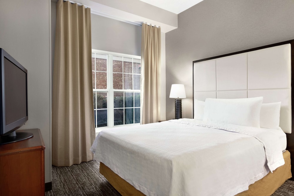 1 Queen, Mobility Accessible, Transfer Shower, Suite, Non-smoking - Photo 1