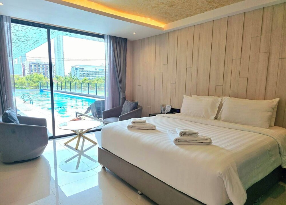 Deluxe Suite Jacuzzi with Pool Access - Photo 5