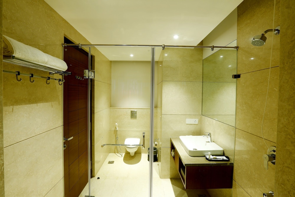Deluxe Room, 1 King Bed, Private Bathroom, City View photo 2