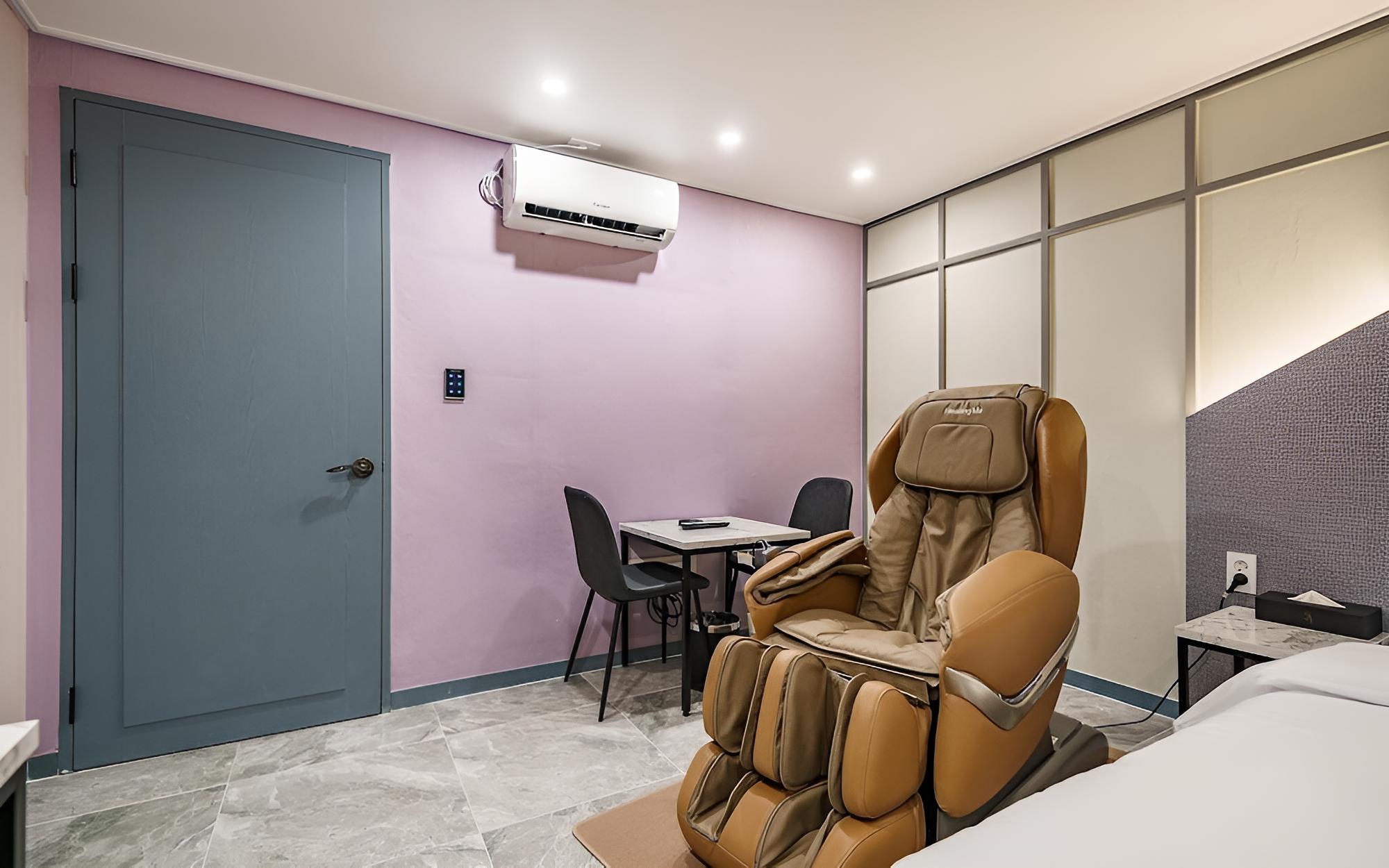 Room (Premium - 65 inch TV - 1 PC - Massage) - Photo 2