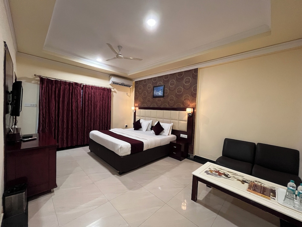 Deluxe Room, 1 King Bed photo 3
