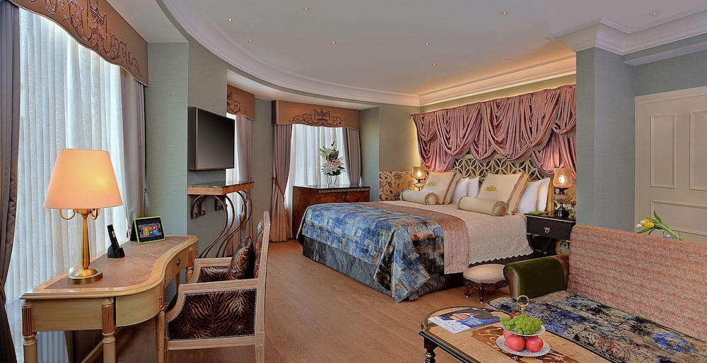 Crescent Suite