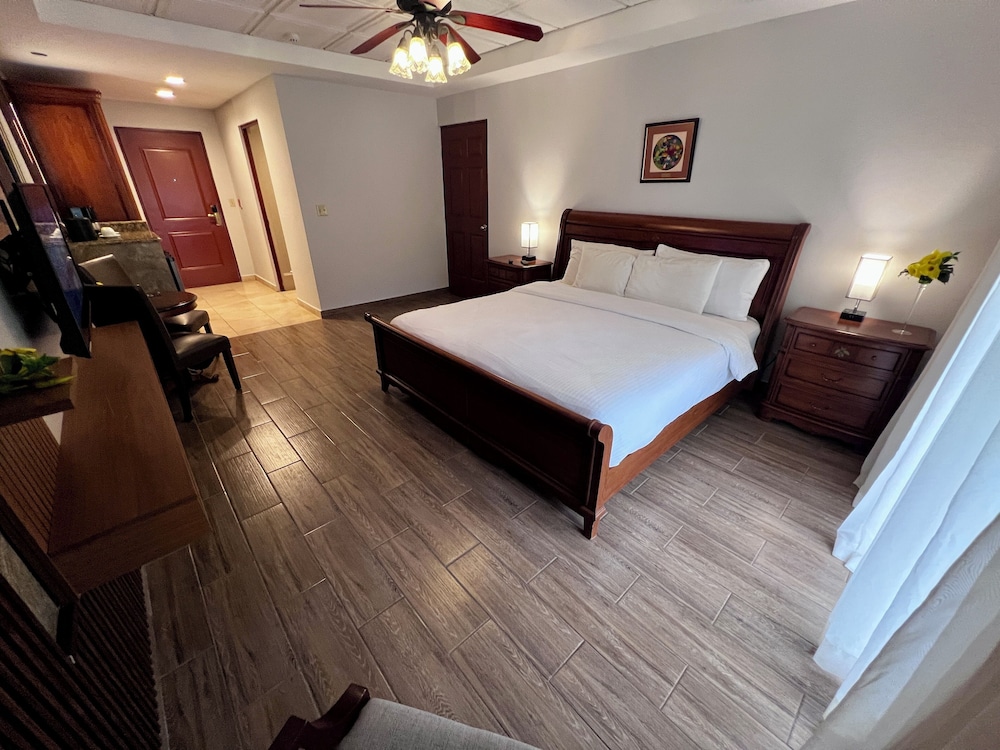 Standard Room, 1 King Bed, River View photo 3