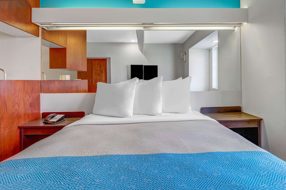 Deluxe Suite, 1 Queen Bed, Non Smoking, Hot Tub photo 3