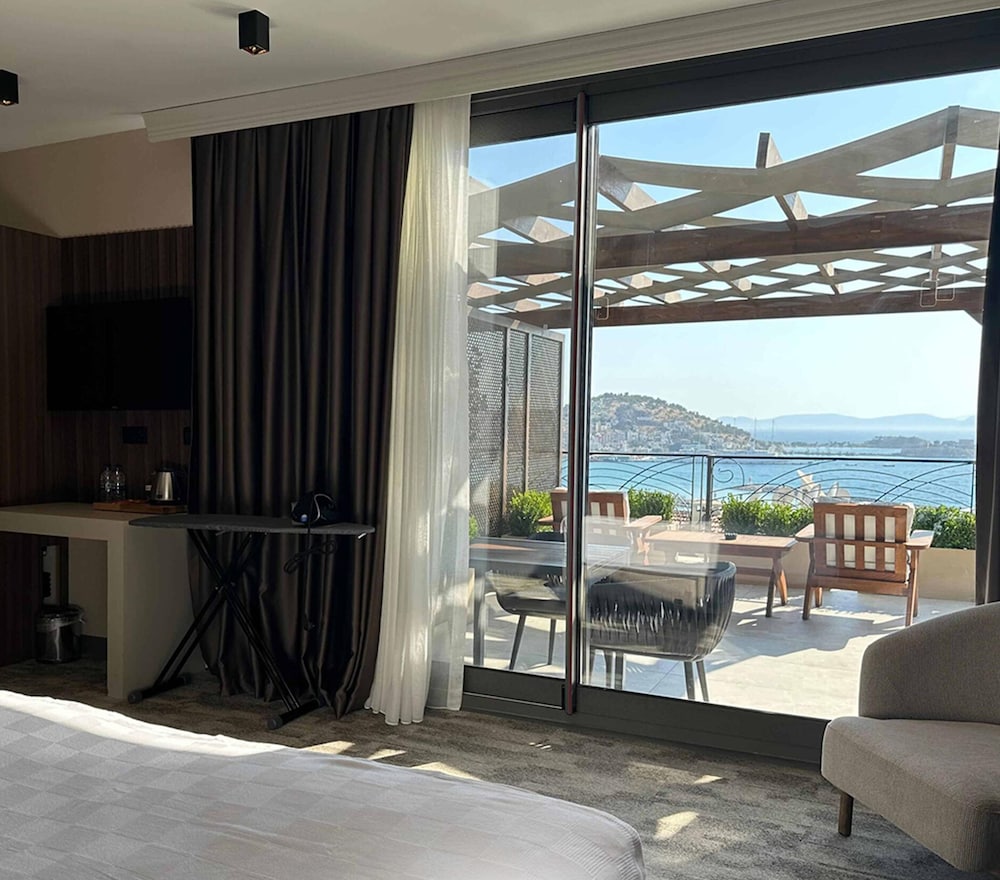 QUEEN SUITE ROOM - Photo 14