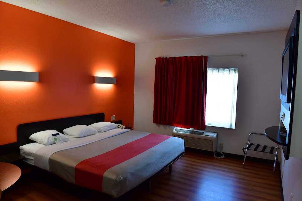 Standard Room, 1 King Bed, Accessible, Non Smoking photo 1