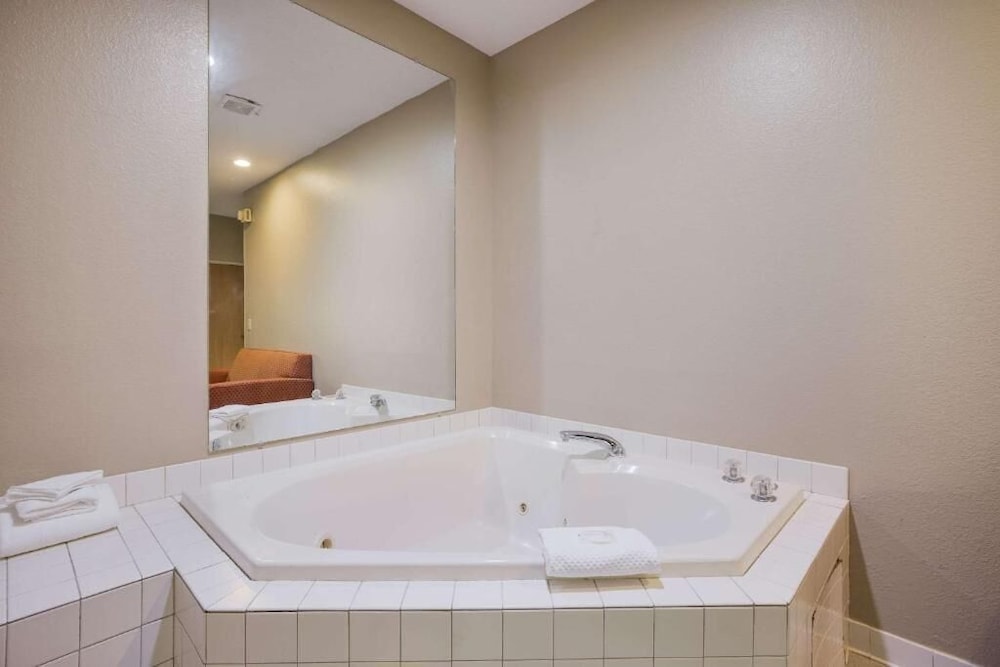 Suite, 1 King Bed, Accessible, Jetted Tub photo 3