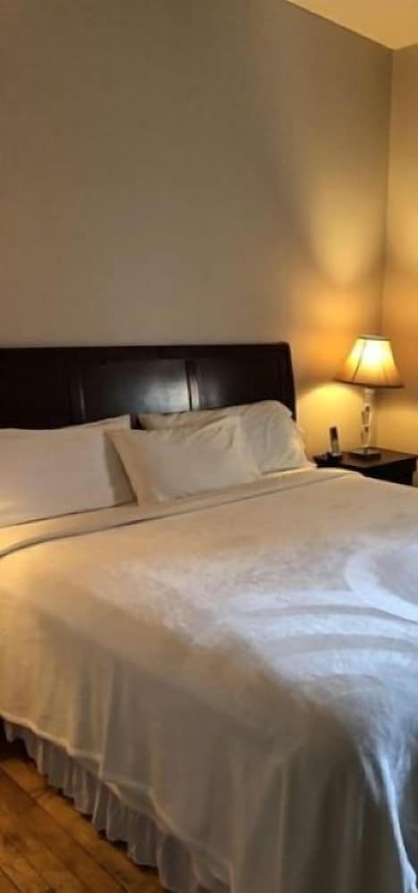 Deluxe Room, 1 King Bed, Mobility Accessible - Photo 1