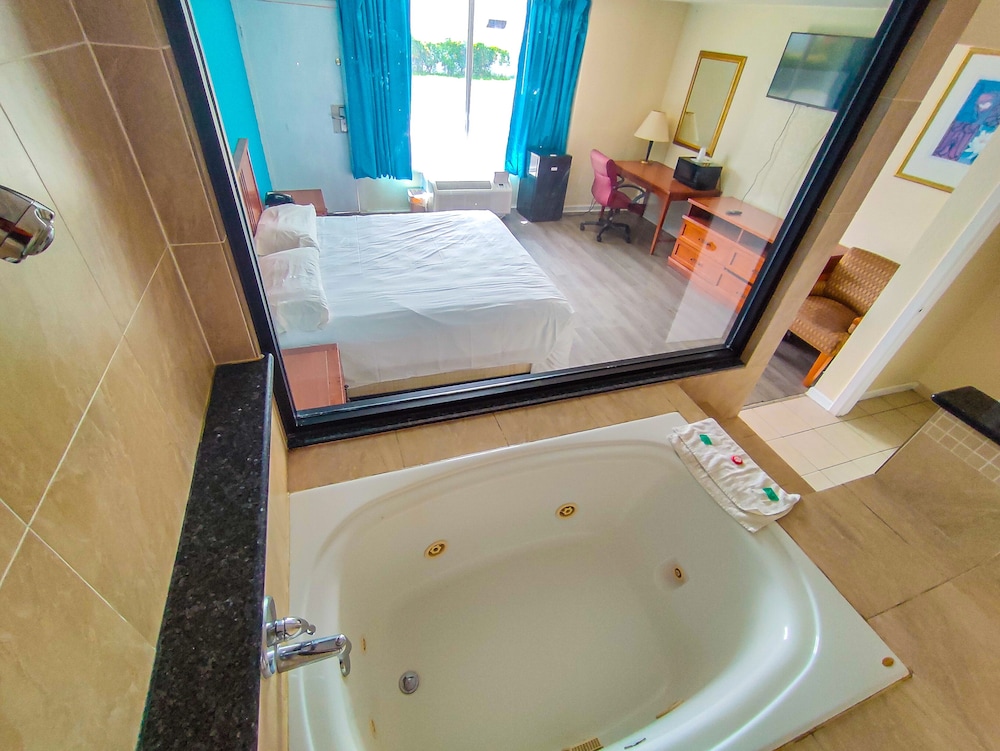 Exclusive Room, 1 King Bed, Non Smoking, Jetted Tub photo 2