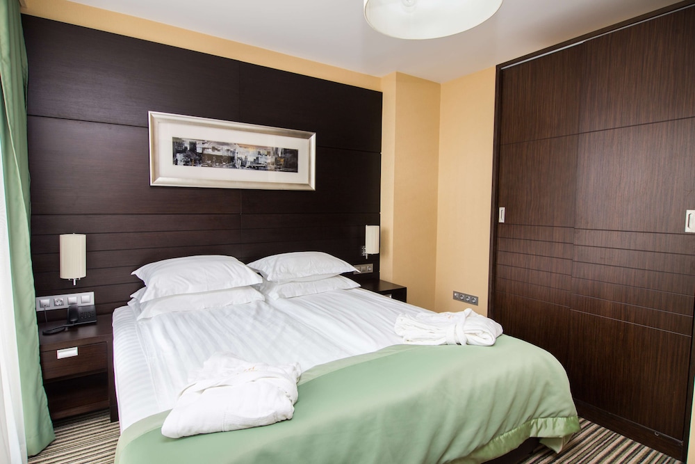 Standard Apartment, 1 Queen Bed, Non Smoking, Kitchenette photo 2