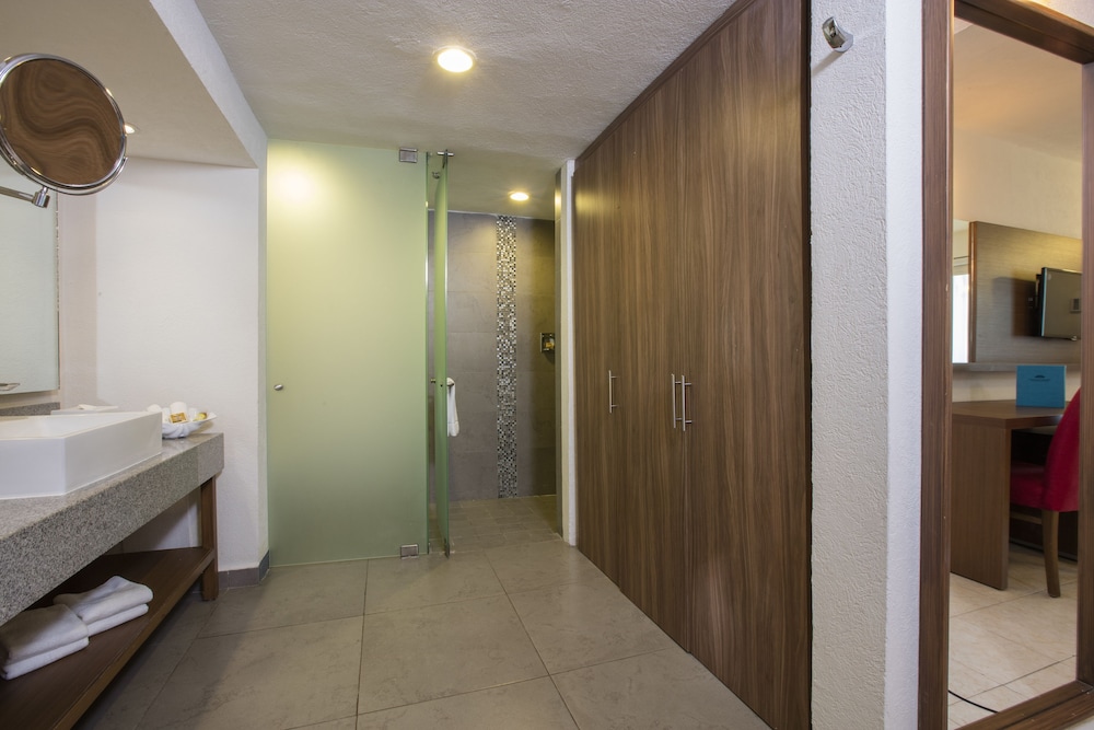 Standard Room, 2 Double Beds - Photo 4