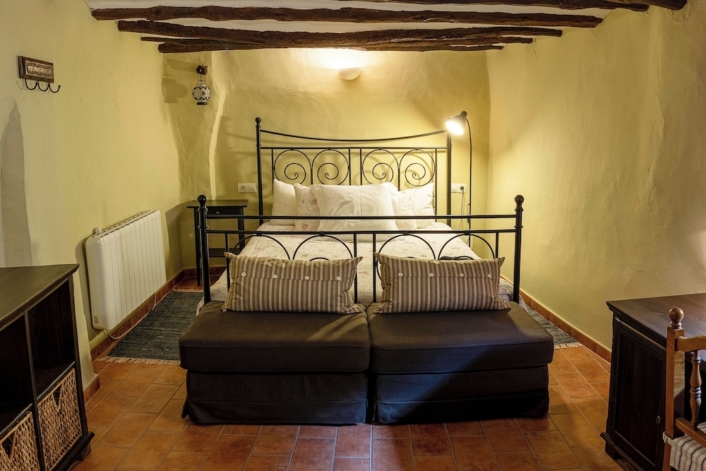 House, 5 Bedrooms, Smoking, Balcony photo 3