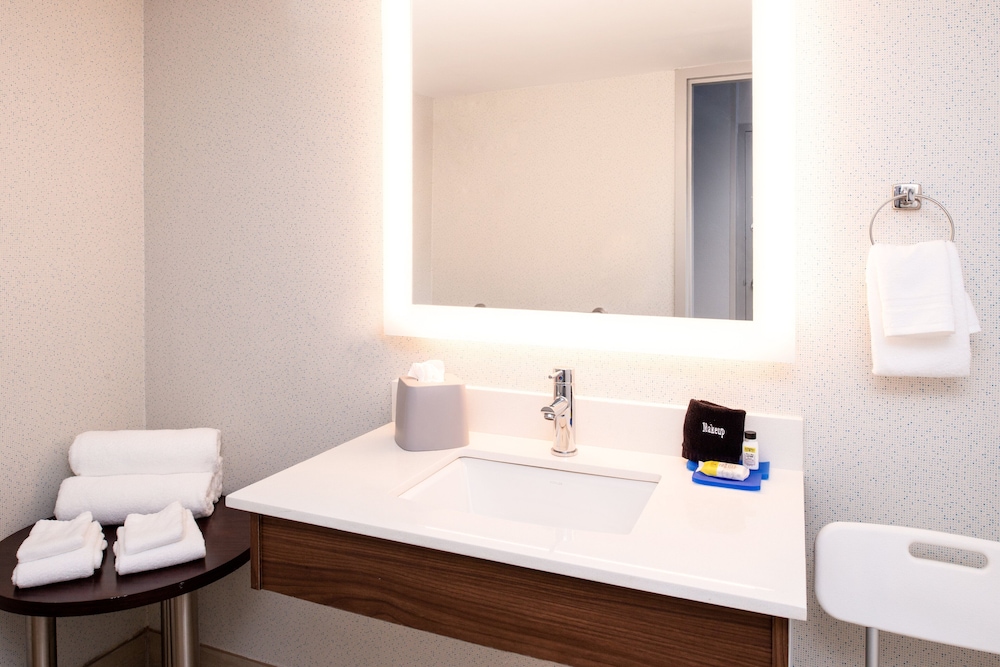 Suite, 1 Bedroom - Photo 9